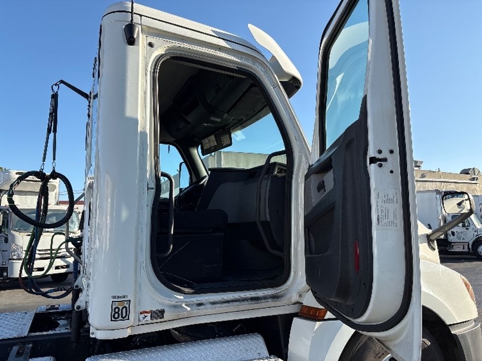 Day Cab Tractor-Heavy Duty Tractors-Freightliner-2020-T12664ST-Torrance-CA-128,204\n\t\tmiles-$ 62,250 - Image 12