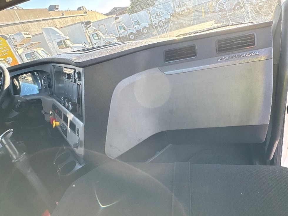 Day Cab Tractor-Heavy Duty Tractors-Freightliner-2020-T12664ST-Torrance-CA-128,204\n\t\tmiles-$ 62,250 - Image 13