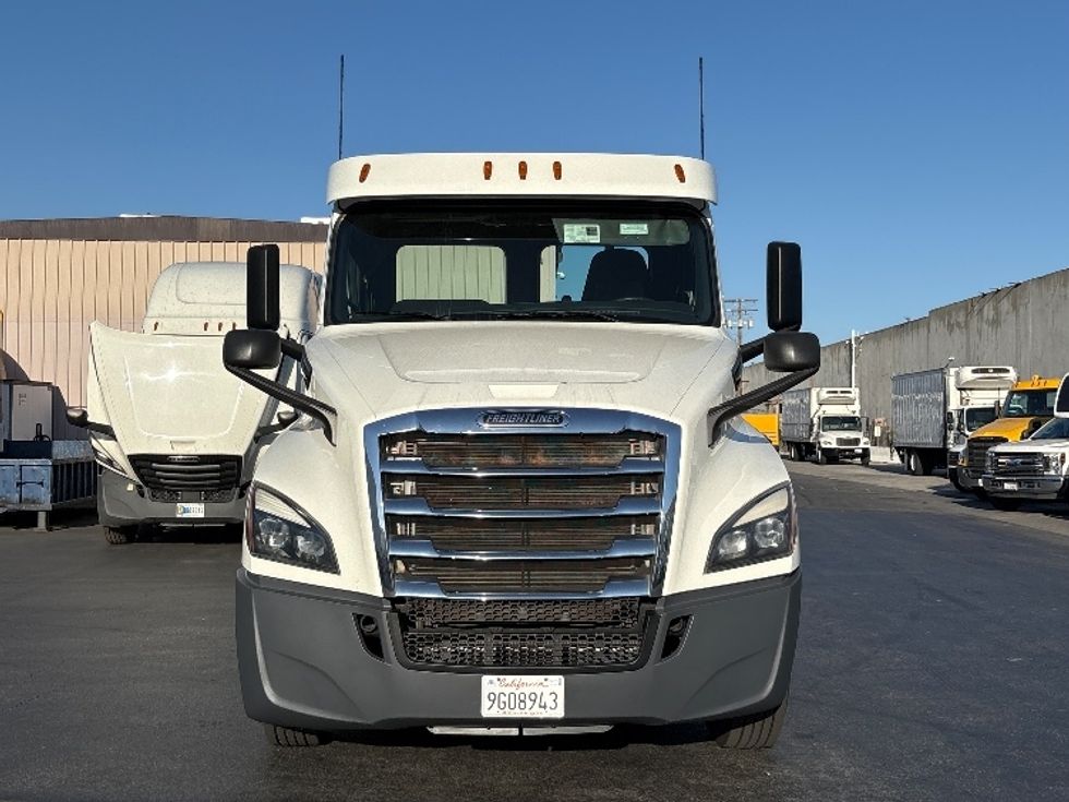 Day Cab Tractor-Heavy Duty Tractors-Freightliner-2020-T12664ST-Torrance-CA-128,204\n\t\tmiles-$ 62,250 - Image 2