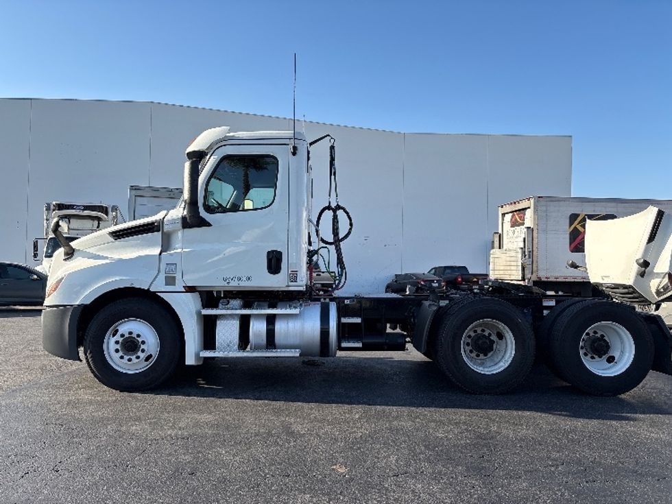 Day Cab Tractor-Heavy Duty Tractors-Freightliner-2020-T12664ST-Torrance-CA-128,204\n\t\tmiles-$ 62,250 - Image 4