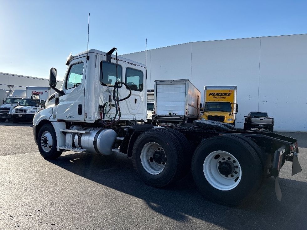 Day Cab Tractor-Heavy Duty Tractors-Freightliner-2020-T12664ST-Torrance-CA-128,204\n\t\tmiles-$ 62,250 - Image 5