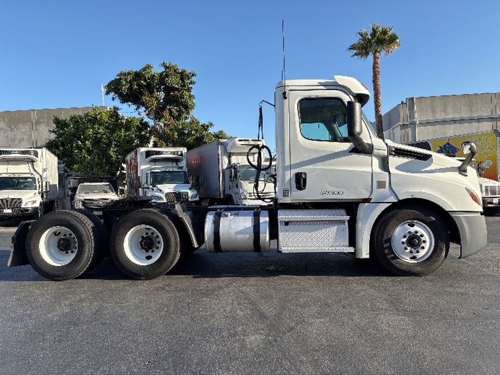 Day Cab Tractor-Heavy Duty Tractors-Freightliner-2020-T12664ST-Torrance-CA-128,204\n\t\tmiles-$ 62,250 - Image 8