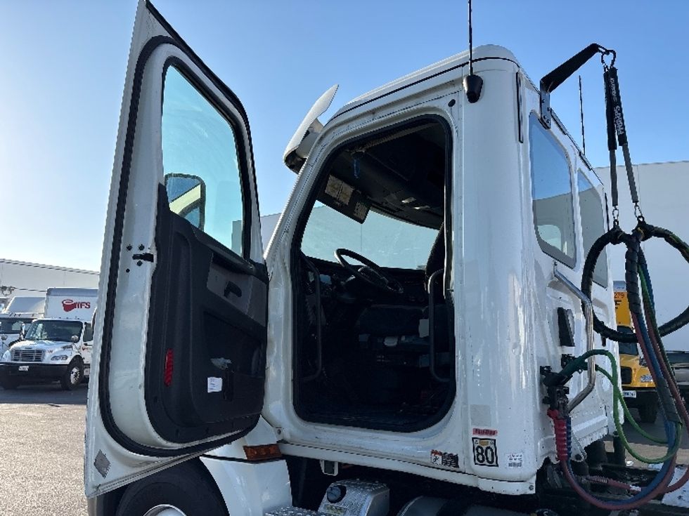 Day Cab Tractor-Heavy Duty Tractors-Freightliner-2020-T12664ST-Torrance-CA-128,204\n\t\tmiles-$ 62,250 - Image 9