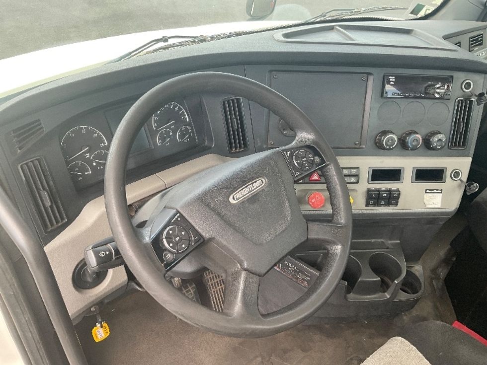 Day Cab Tractor-Heavy Duty Tractors-Freightliner-2020-T12664ST-Torrance-CA-151,484\n\t\tmiles-$ 71,000 - Image 10