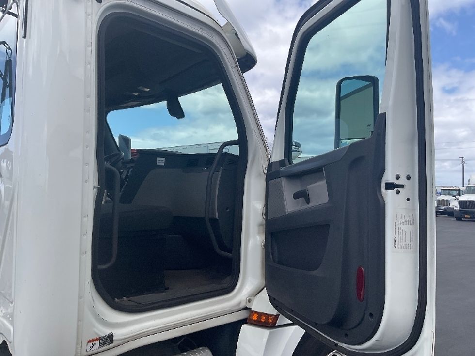 Day Cab Tractor-Heavy Duty Tractors-Freightliner-2020-T12664ST-Torrance-CA-151,484\n\t\tmiles-$ 71,000 - Image 11