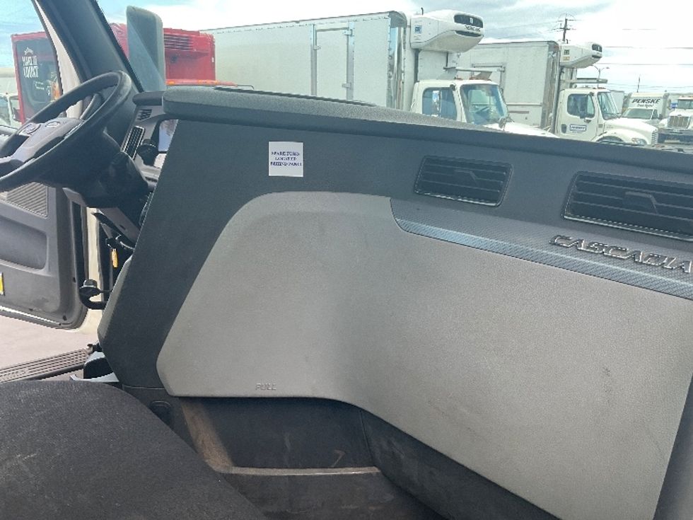 Day Cab Tractor-Heavy Duty Tractors-Freightliner-2020-T12664ST-Torrance-CA-151,484\n\t\tmiles-$ 71,000 - Image 12