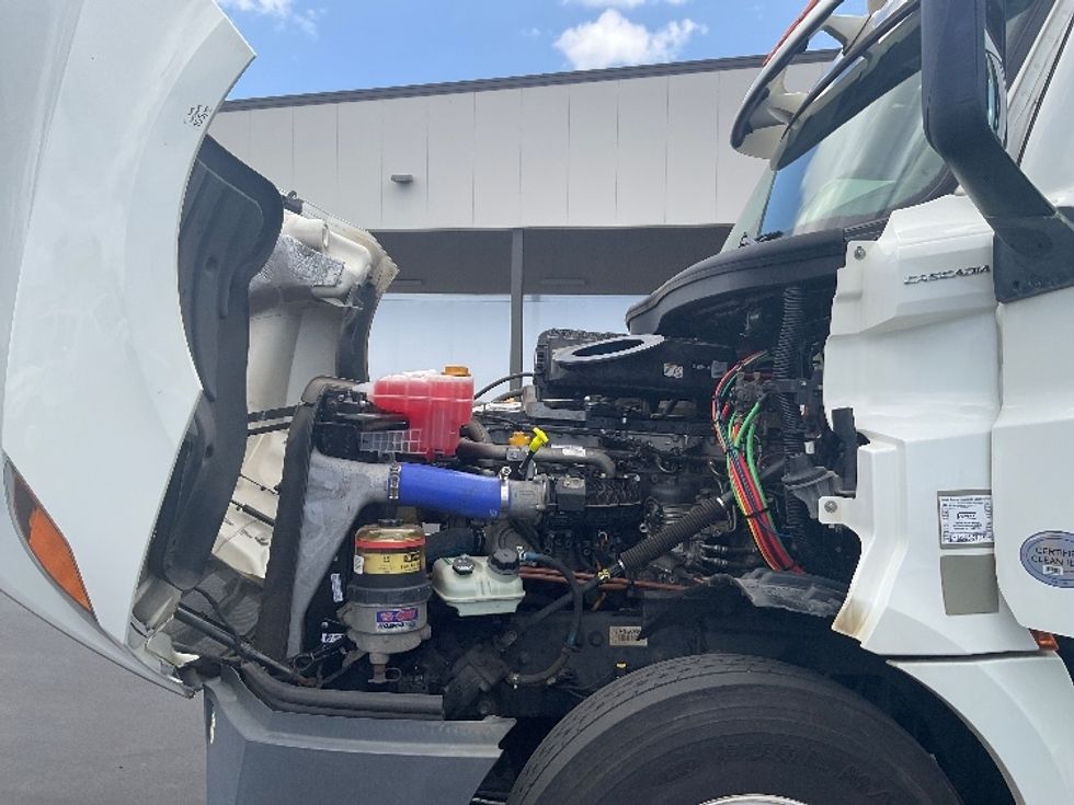 Day Cab Tractor-Heavy Duty Tractors-Freightliner-2020-T12664ST-Torrance-CA-151,484\n\t\tmiles-$ 71,000 - Image 15