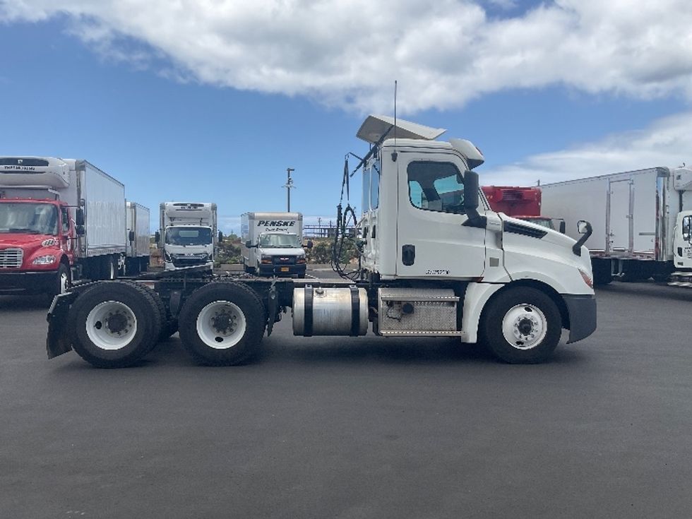 Day Cab Tractor-Heavy Duty Tractors-Freightliner-2020-T12664ST-Torrance-CA-151,484\n\t\tmiles-$ 71,000 - Image 7