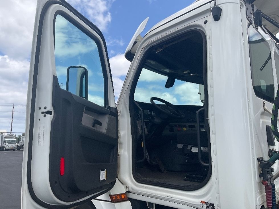 Day Cab Tractor-Heavy Duty Tractors-Freightliner-2020-T12664ST-Torrance-CA-151,484\n\t\tmiles-$ 71,000 - Image 8