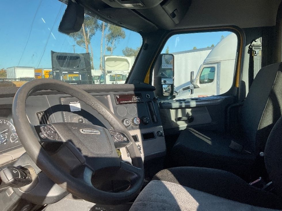 Day Cab Tractor-Heavy Duty Tractors-Freightliner-2020-T12664ST-Torrance-CA-185,303\n\t\tmiles-$ 78,000 - Image 10