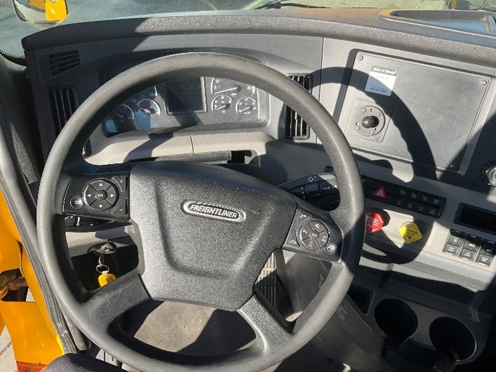 Day Cab Tractor-Heavy Duty Tractors-Freightliner-2020-T12664ST-Torrance-CA-185,303\n\t\tmiles-$ 78,000 - Image 11