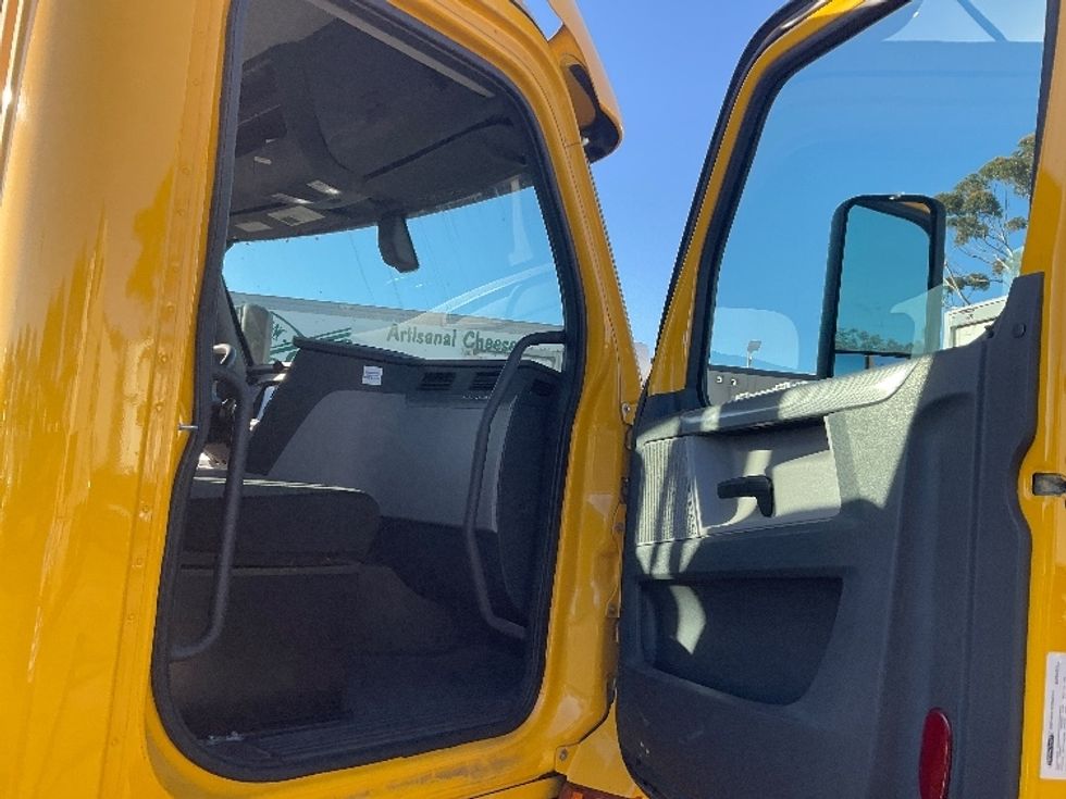 Day Cab Tractor-Heavy Duty Tractors-Freightliner-2020-T12664ST-Torrance-CA-185,303\n\t\tmiles-$ 78,000 - Image 12