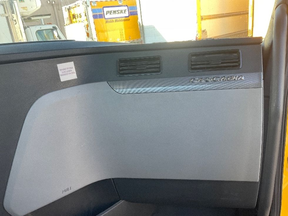 Day Cab Tractor-Heavy Duty Tractors-Freightliner-2020-T12664ST-Torrance-CA-185,303\n\t\tmiles-$ 78,000 - Image 13