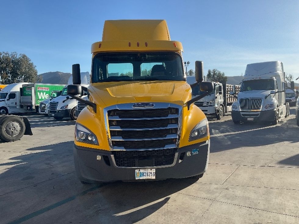 Day Cab Tractor-Heavy Duty Tractors-Freightliner-2020-T12664ST-Torrance-CA-185,303\n\t\tmiles-$ 78,000 - Image 2