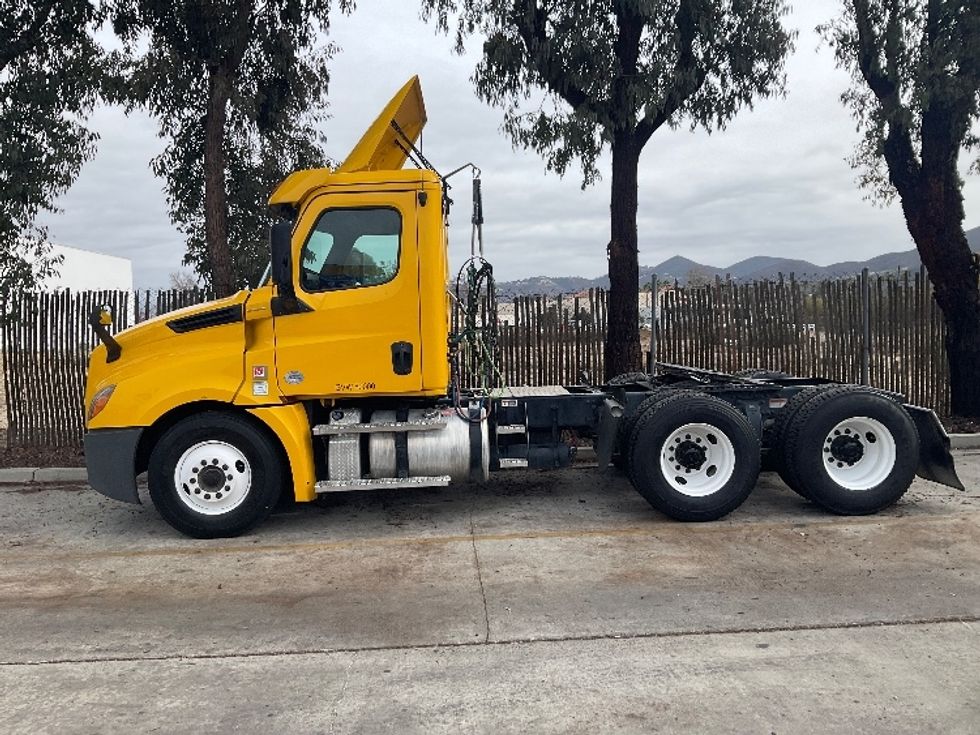Day Cab Tractor-Heavy Duty Tractors-Freightliner-2020-T12664ST-Torrance-CA-185,303\n\t\tmiles-$ 78,000 - Image 4