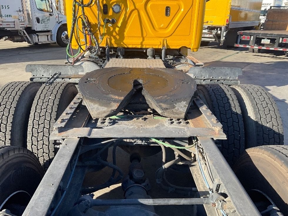 Day Cab Tractor-Heavy Duty Tractors-Freightliner-2020-T12664ST-Torrance-CA-185,303\n\t\tmiles-$ 78,000 - Image 6