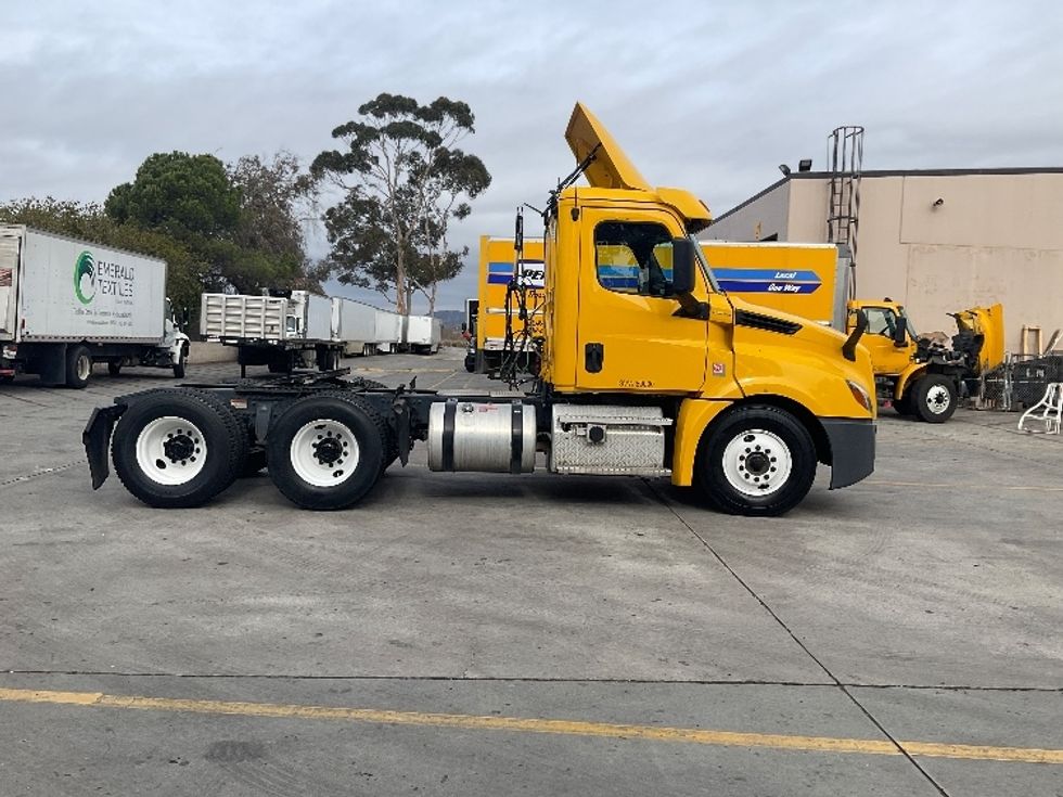 Day Cab Tractor-Heavy Duty Tractors-Freightliner-2020-T12664ST-Torrance-CA-185,303\n\t\tmiles-$ 78,000 - Image 8