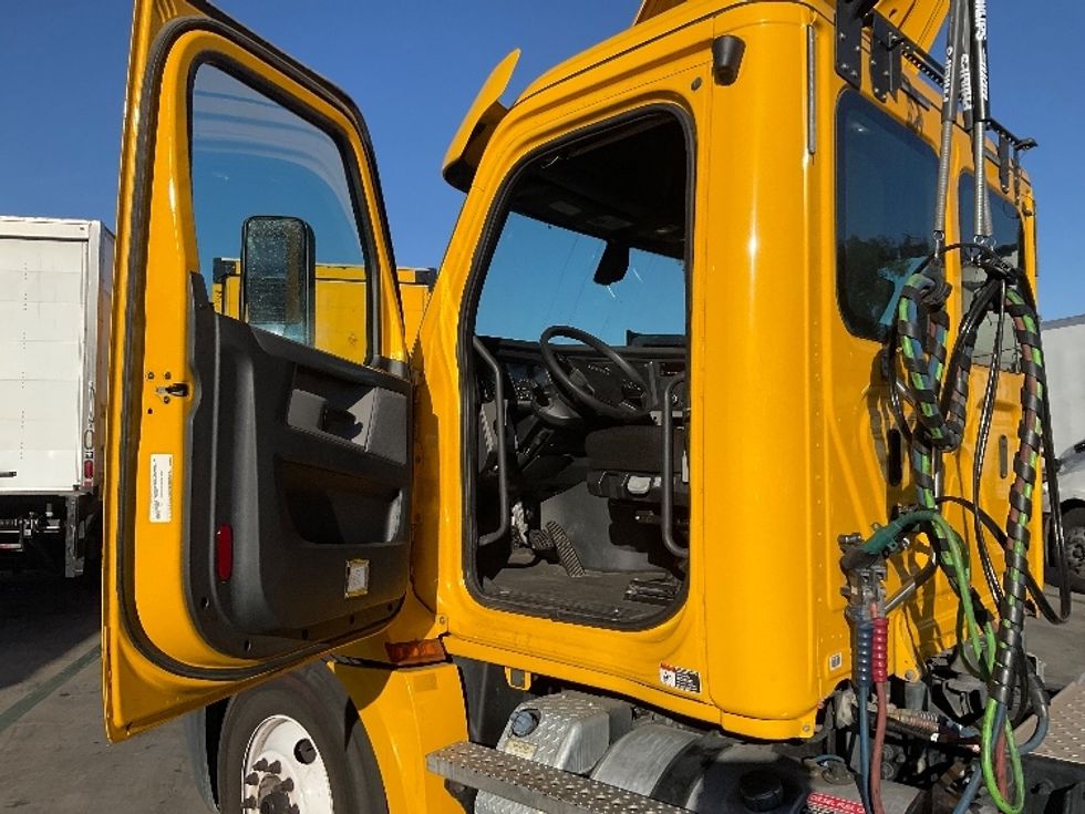 Day Cab Tractor-Heavy Duty Tractors-Freightliner-2020-T12664ST-Torrance-CA-185,303\n\t\tmiles-$ 78,000 - Image 9