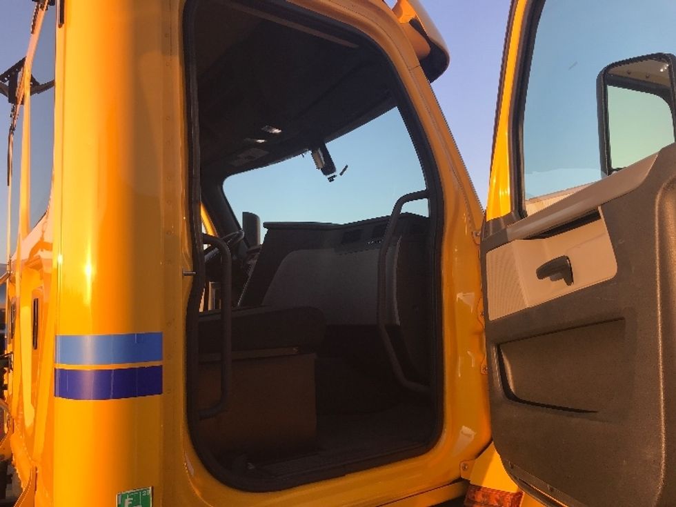 Day Cab Tractor-Heavy Duty Tractors-Freightliner-2020-T12664ST-Torrance-CA-185,885\n\t\tmiles-$ 78,750 - Image 12