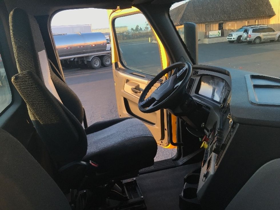 Day Cab Tractor-Heavy Duty Tractors-Freightliner-2020-T12664ST-Torrance-CA-185,885\n\t\tmiles-$ 78,750 - Image 14