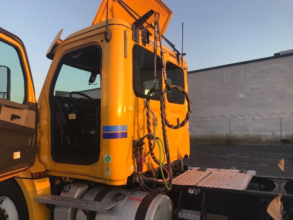 Day Cab Tractor-Heavy Duty Tractors-Freightliner-2020-T12664ST-Torrance-CA-185,885\n\t\tmiles-$ 78,750 - Image 17