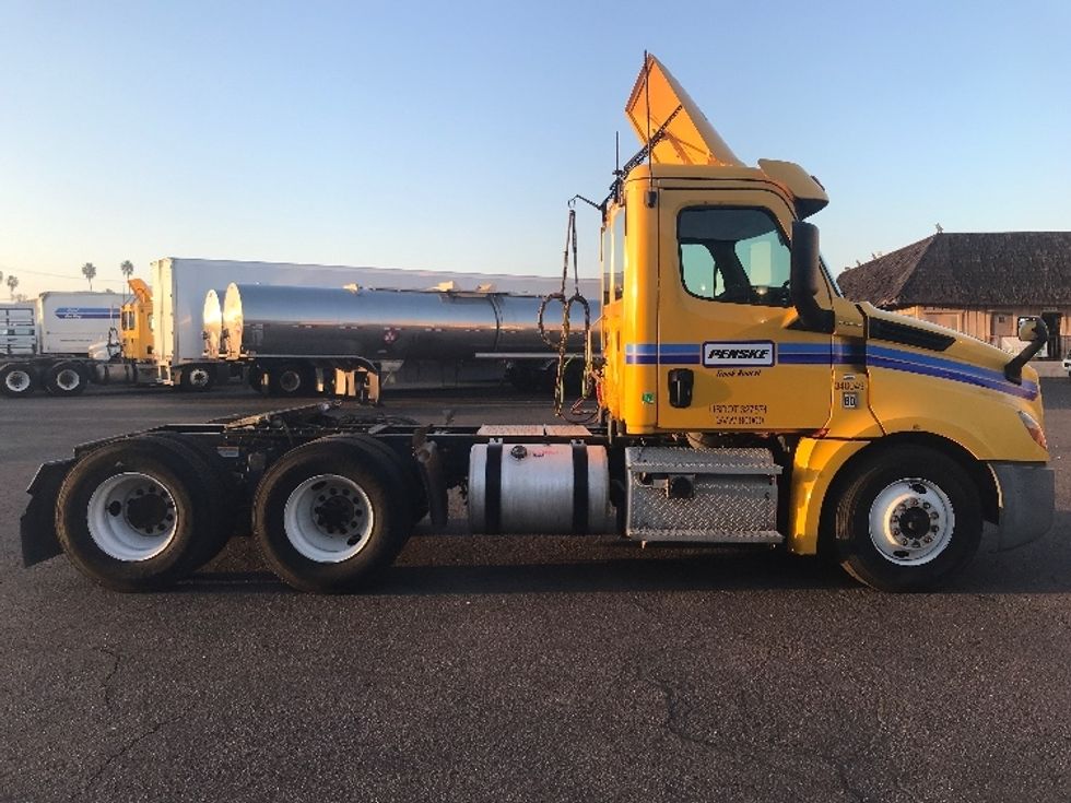 Day Cab Tractor-Heavy Duty Tractors-Freightliner-2020-T12664ST-Torrance-CA-185,885\n\t\tmiles-$ 78,750 - Image 8
