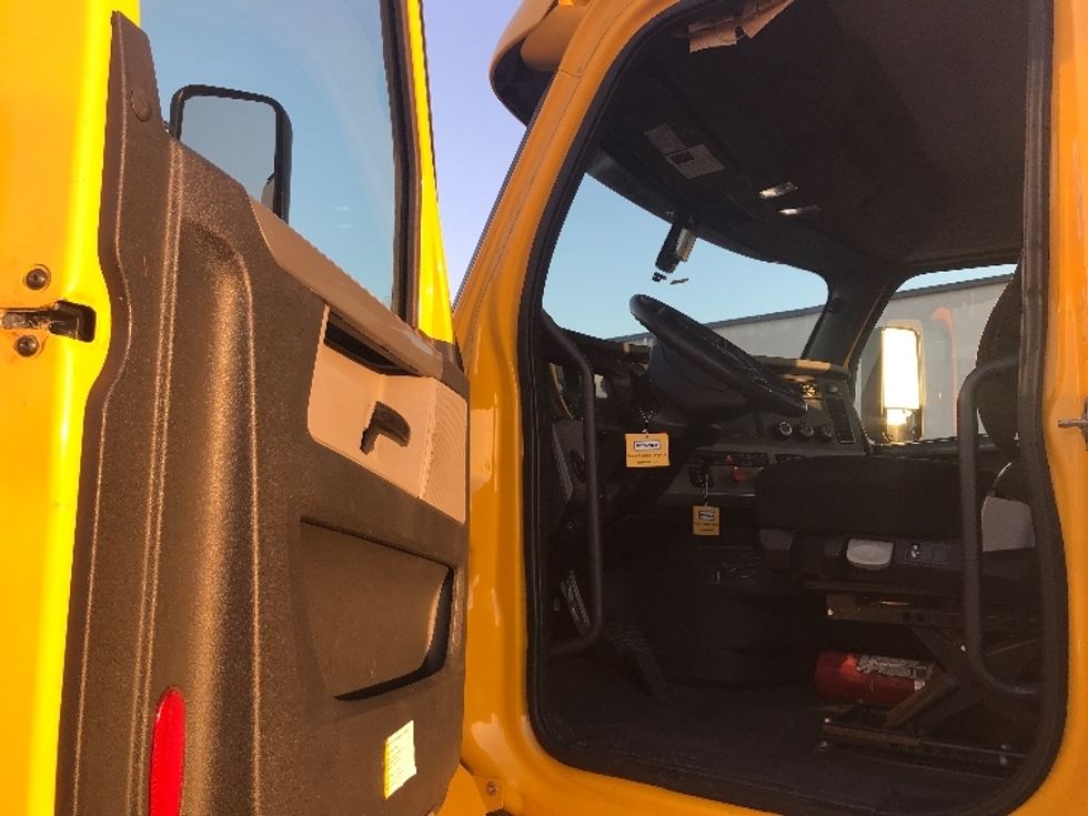 Day Cab Tractor-Heavy Duty Tractors-Freightliner-2020-T12664ST-Torrance-CA-185,885\n\t\tmiles-$ 78,750 - Image 9