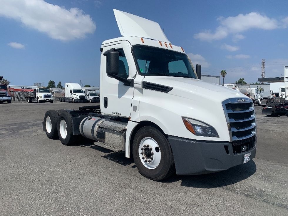 Day Cab Tractor-Heavy Duty Tractors-Freightliner-2020-T12664ST-Torrance-CA-189,428\n\t\tmiles-$ 60,250 - Image 1