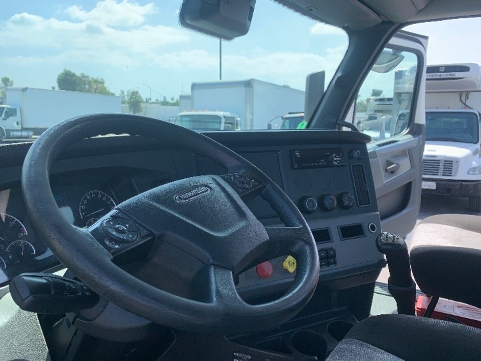 Day Cab Tractor-Heavy Duty Tractors-Freightliner-2020-T12664ST-Torrance-CA-189,428\n\t\tmiles-$ 60,250 - Image 10