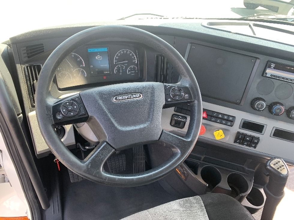 Day Cab Tractor-Heavy Duty Tractors-Freightliner-2020-T12664ST-Torrance-CA-189,428\n\t\tmiles-$ 60,250 - Image 11