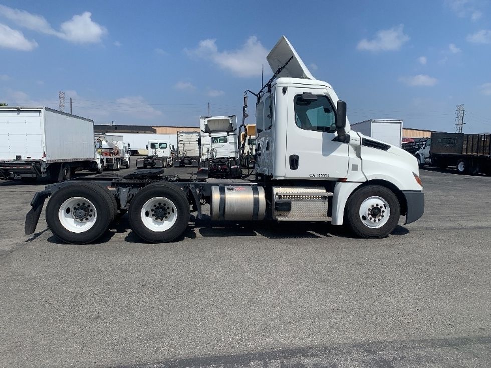Day Cab Tractor-Heavy Duty Tractors-Freightliner-2020-T12664ST-Torrance-CA-189,428\n\t\tmiles-$ 60,250 - Image 8
