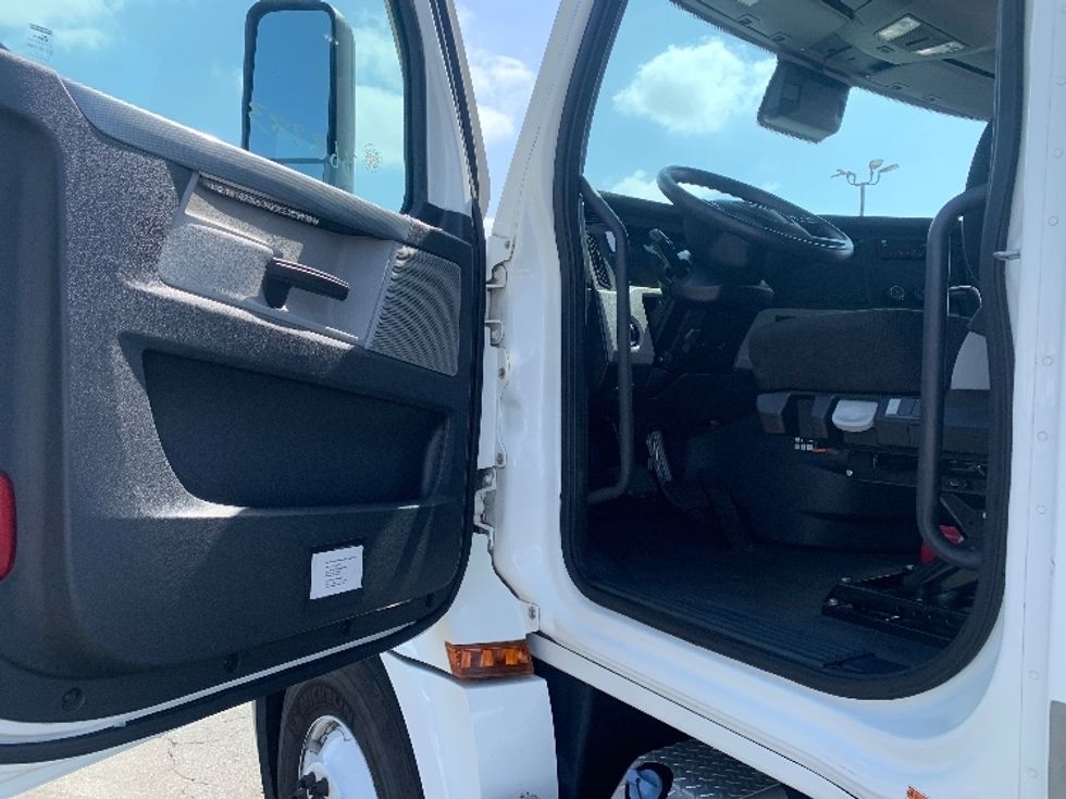 Day Cab Tractor-Heavy Duty Tractors-Freightliner-2020-T12664ST-Torrance-CA-189,428\n\t\tmiles-$ 60,250 - Image 9