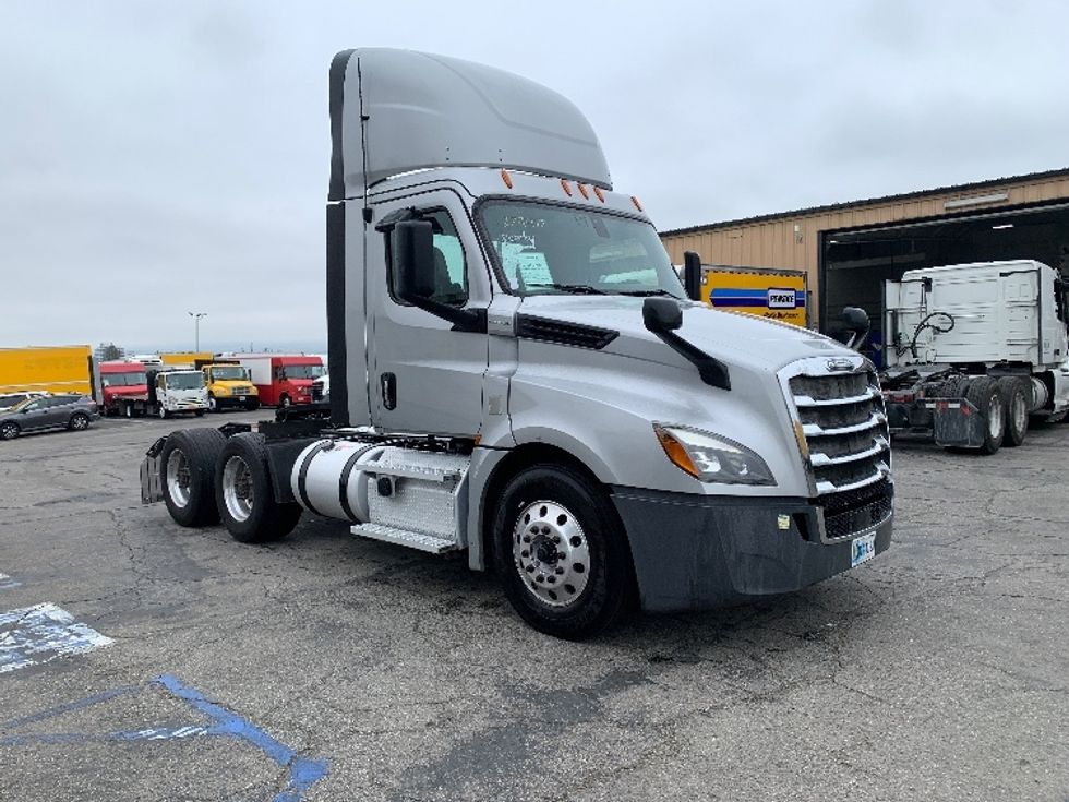 Day Cab Tractor-Heavy Duty Tractors-Freightliner-2020-T12664ST-Torrance-CA-196,693\n\t\tmiles-$ 65,750 - Image 1