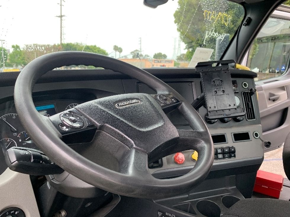 Day Cab Tractor-Heavy Duty Tractors-Freightliner-2020-T12664ST-Torrance-CA-196,693\n\t\tmiles-$ 65,750 - Image 10