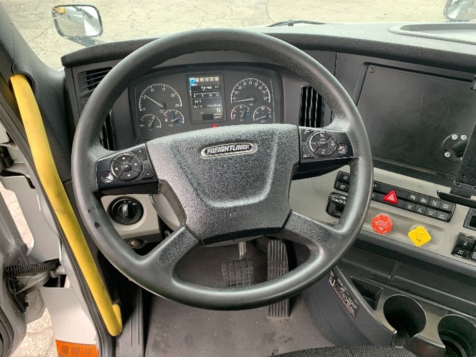 Day Cab Tractor-Heavy Duty Tractors-Freightliner-2020-T12664ST-Torrance-CA-196,693\n\t\tmiles-$ 65,750 - Image 11
