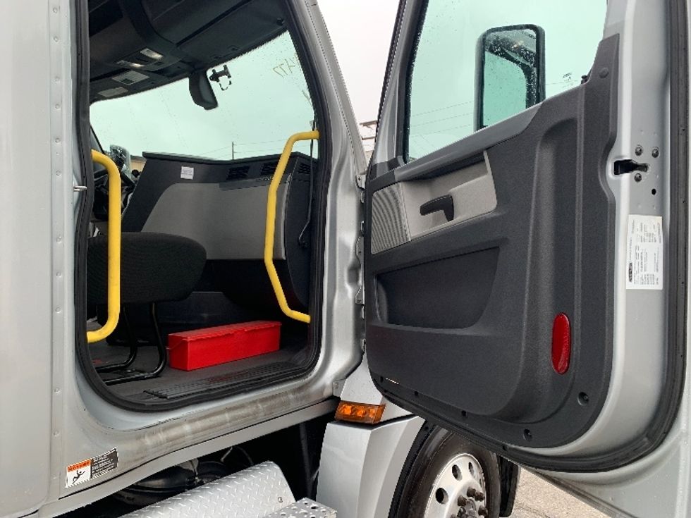 Day Cab Tractor-Heavy Duty Tractors-Freightliner-2020-T12664ST-Torrance-CA-196,693\n\t\tmiles-$ 65,750 - Image 12