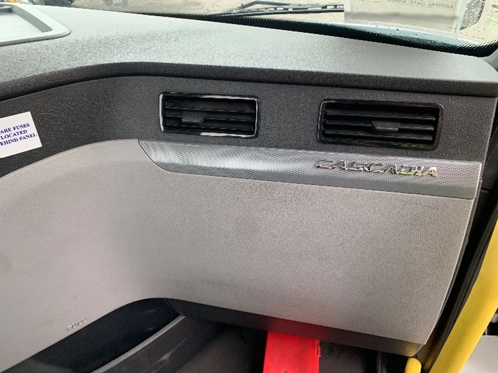 Day Cab Tractor-Heavy Duty Tractors-Freightliner-2020-T12664ST-Torrance-CA-196,693\n\t\tmiles-$ 65,750 - Image 13