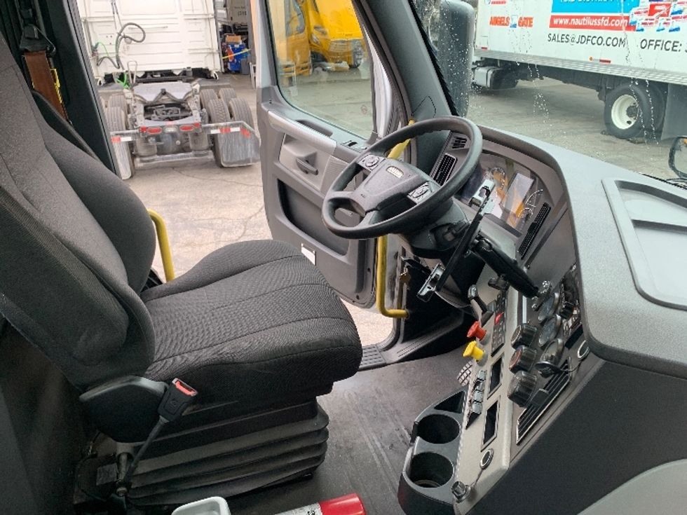 Day Cab Tractor-Heavy Duty Tractors-Freightliner-2020-T12664ST-Torrance-CA-196,693\n\t\tmiles-$ 65,750 - Image 14