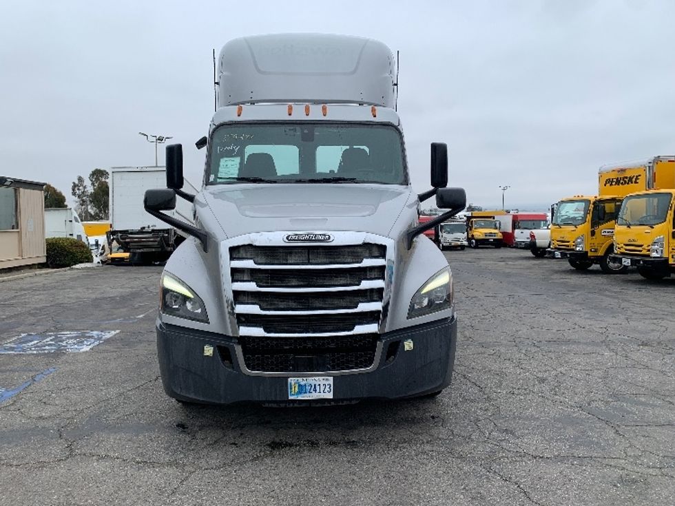 Day Cab Tractor-Heavy Duty Tractors-Freightliner-2020-T12664ST-Torrance-CA-196,693\n\t\tmiles-$ 65,750 - Image 2