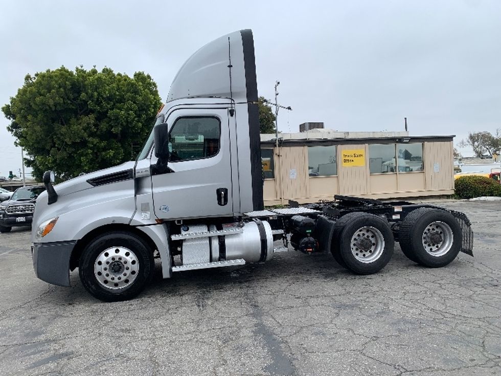 Day Cab Tractor-Heavy Duty Tractors-Freightliner-2020-T12664ST-Torrance-CA-196,693\n\t\tmiles-$ 65,750 - Image 4