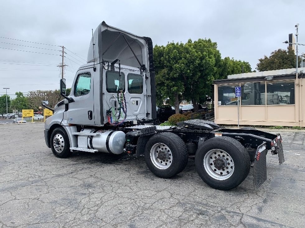 Day Cab Tractor-Heavy Duty Tractors-Freightliner-2020-T12664ST-Torrance-CA-196,693\n\t\tmiles-$ 65,750 - Image 5