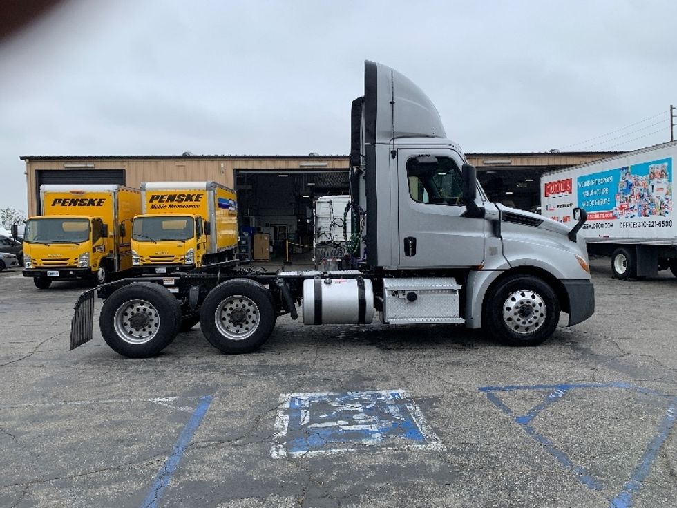 Day Cab Tractor-Heavy Duty Tractors-Freightliner-2020-T12664ST-Torrance-CA-196,693\n\t\tmiles-$ 65,750 - Image 8