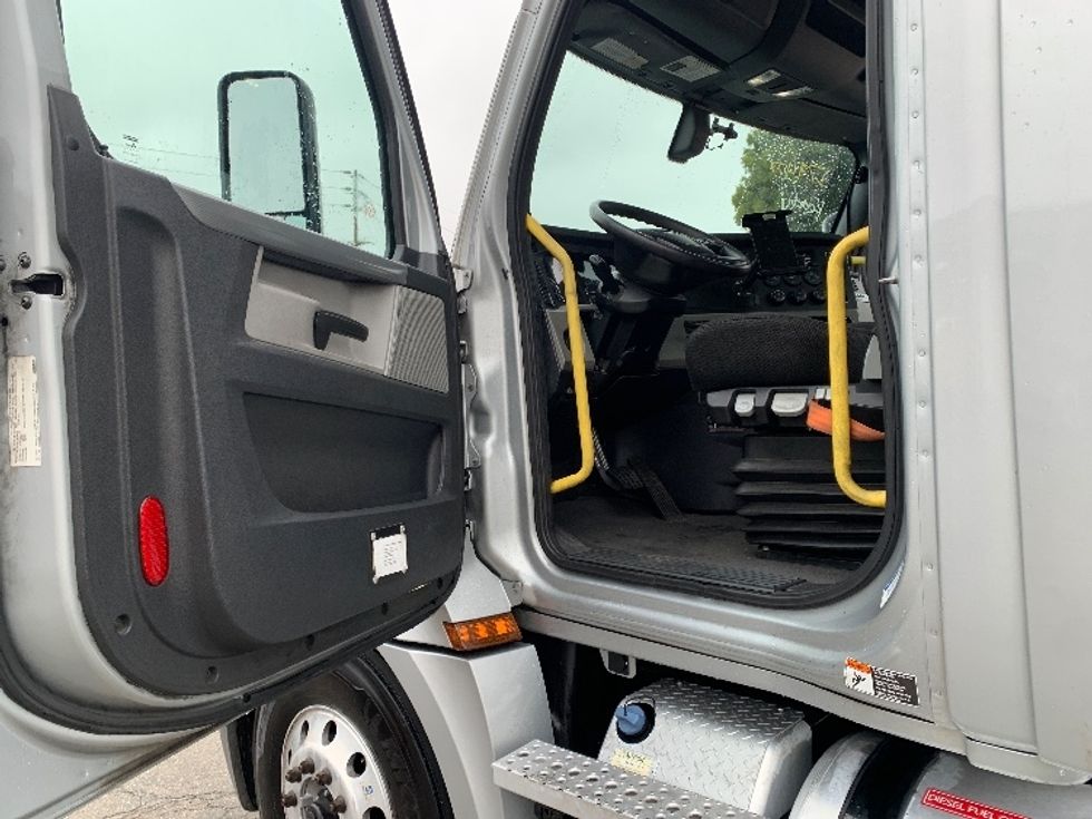 Day Cab Tractor-Heavy Duty Tractors-Freightliner-2020-T12664ST-Torrance-CA-196,693\n\t\tmiles-$ 65,750 - Image 9