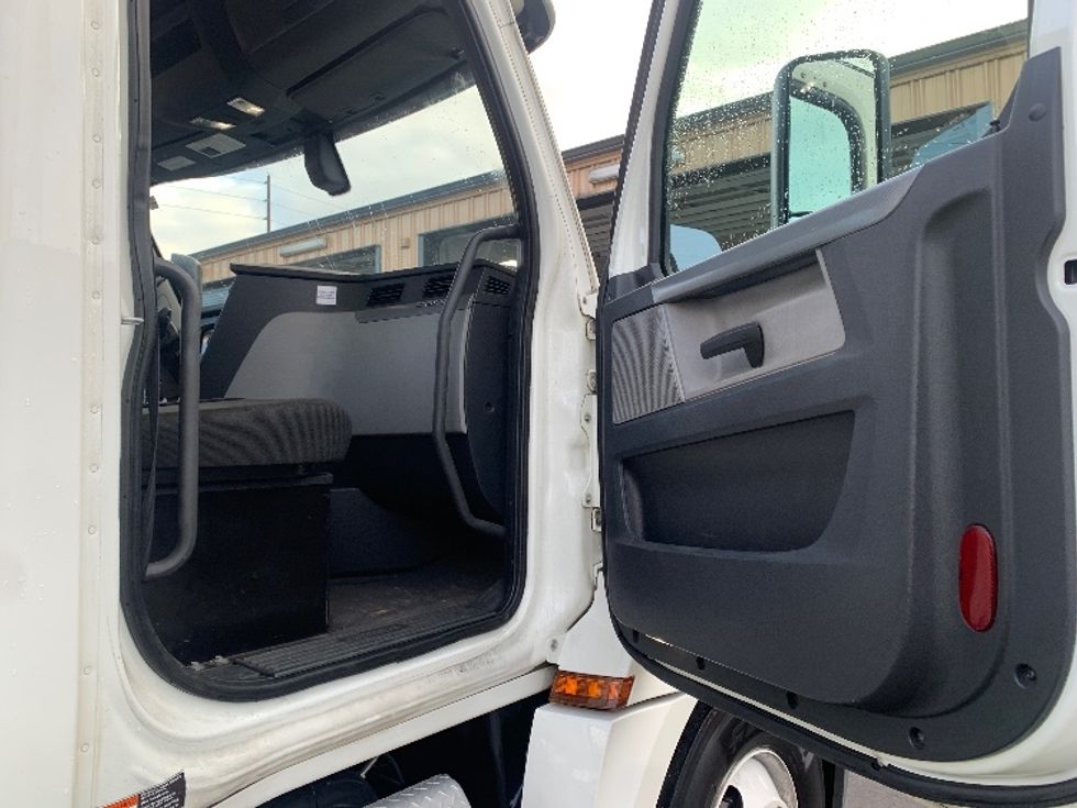 Day Cab Tractor-Heavy Duty Tractors-Freightliner-2020-T12664ST-Torrance-CA-209,824\n\t\tmiles-$ 67,500 - Image 12