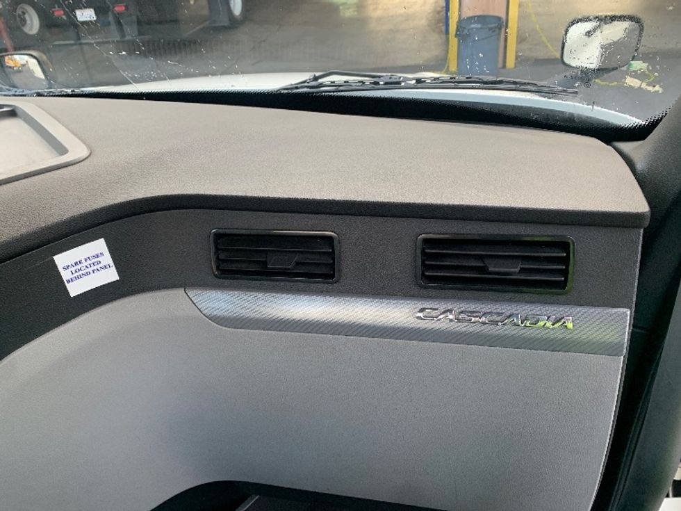 Day Cab Tractor-Heavy Duty Tractors-Freightliner-2020-T12664ST-Torrance-CA-209,824\n\t\tmiles-$ 67,500 - Image 13