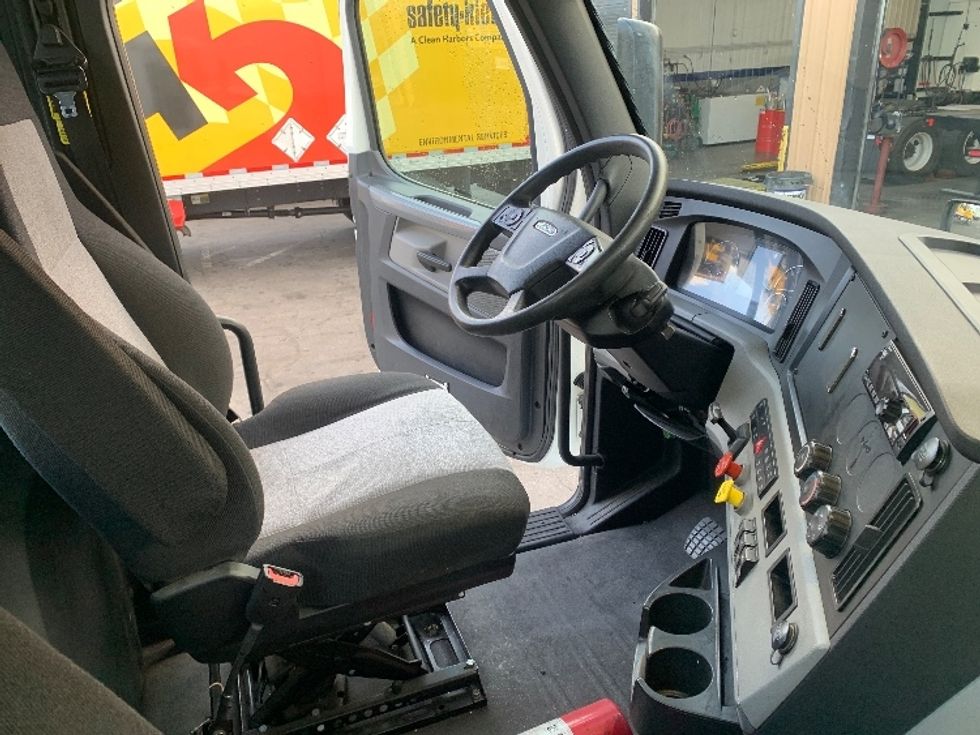 Day Cab Tractor-Heavy Duty Tractors-Freightliner-2020-T12664ST-Torrance-CA-209,824\n\t\tmiles-$ 67,500 - Image 14