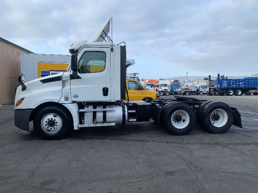 Day Cab Tractor-Heavy Duty Tractors-Freightliner-2020-T12664ST-Torrance-CA-209,824\n\t\tmiles-$ 67,500 - Image 4