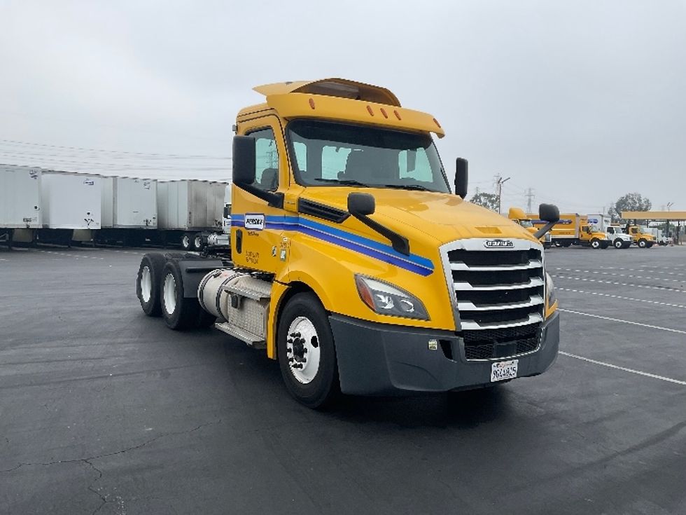 Day Cab Tractor-Heavy Duty Tractors-Freightliner-2020-T12664ST-Torrance-CA-222,096\n\t\tmiles-$ 77,000 - Image 1