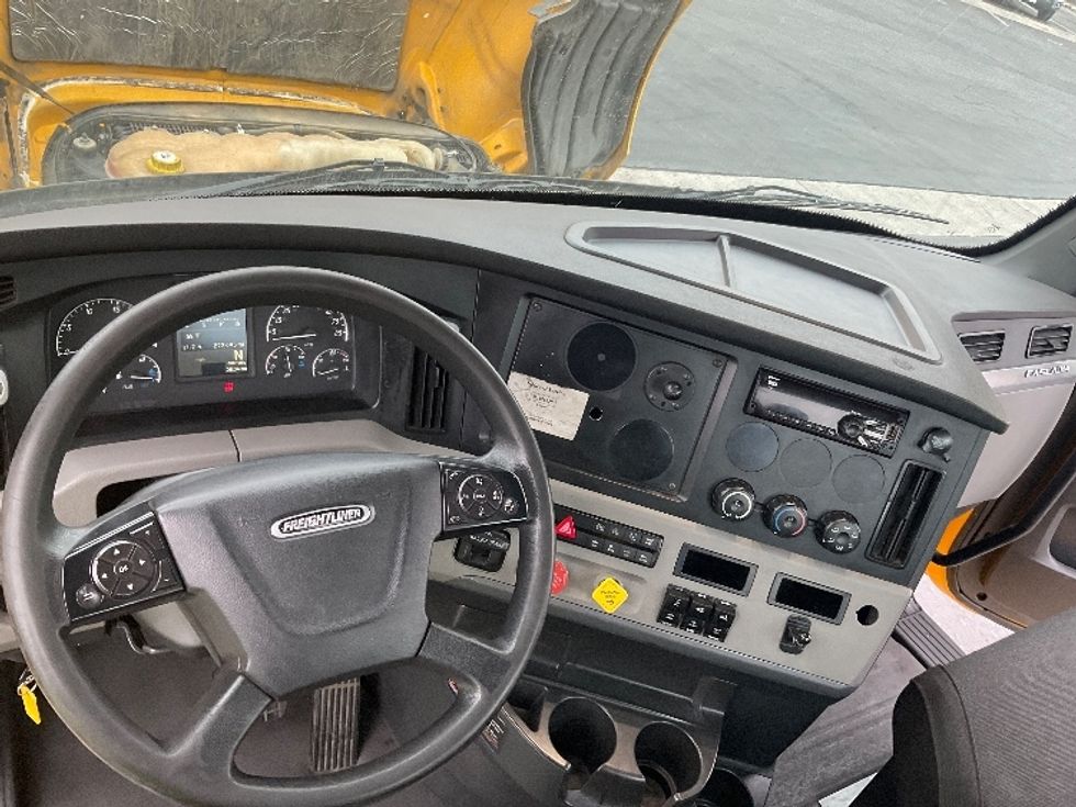 Day Cab Tractor-Heavy Duty Tractors-Freightliner-2020-T12664ST-Torrance-CA-222,096\n\t\tmiles-$ 77,000 - Image 11