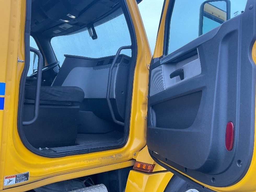 Day Cab Tractor-Heavy Duty Tractors-Freightliner-2020-T12664ST-Torrance-CA-222,096\n\t\tmiles-$ 77,000 - Image 12